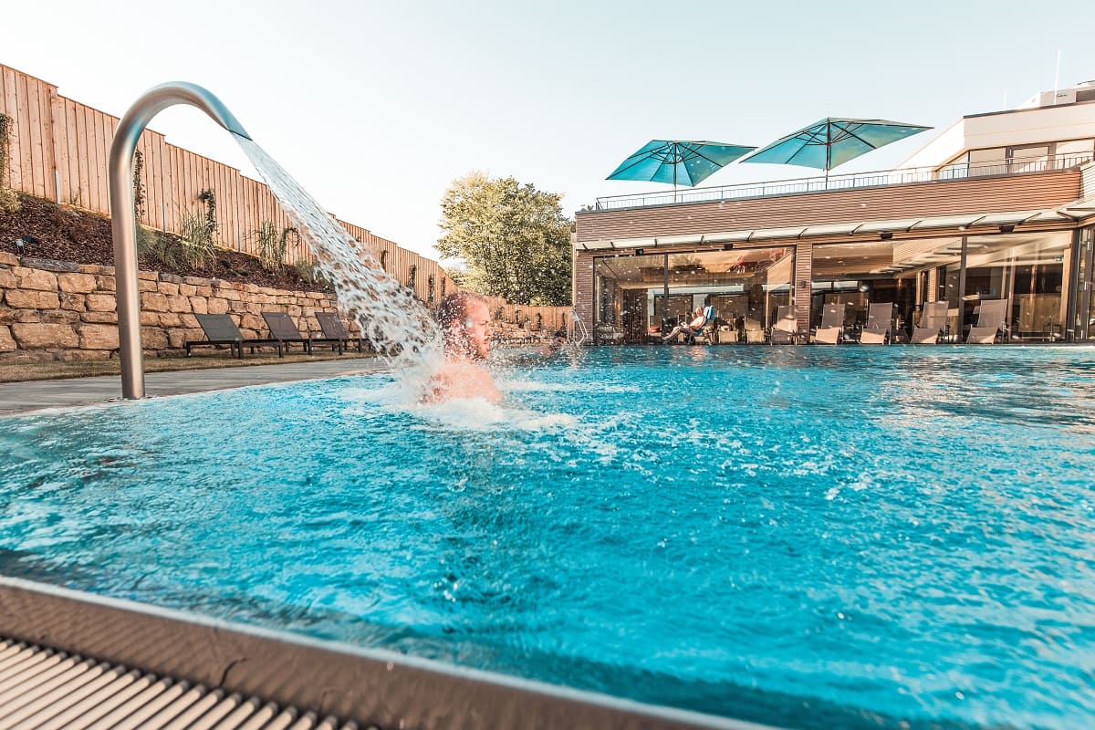 Außenpool mit 30°C Wassertemperatur